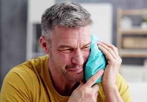 Man using a cold compress